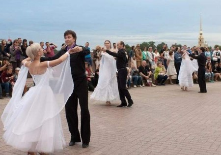 Вечера танцев будут проходить на Стрелке Васильевского острова всё лето