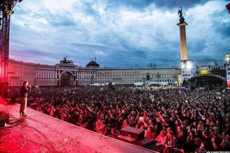 "Петербург live" - бесплатный фестиваль на Дворцовой площади к 55-летнему юбилею В. Цоя, пройдет 3 июня 2017 года.