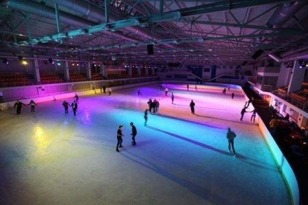 В «Юбилейном» открылся сезон ночных катаний на коньках