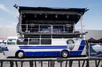 "Скрипка на Невском" - необычный автобус радует петербружцев концертами на остановках